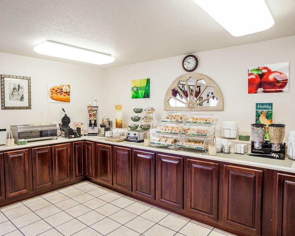 Quality Inn & Suites Des Moines - Merle Hay Road Urbandale Eksteriør billede