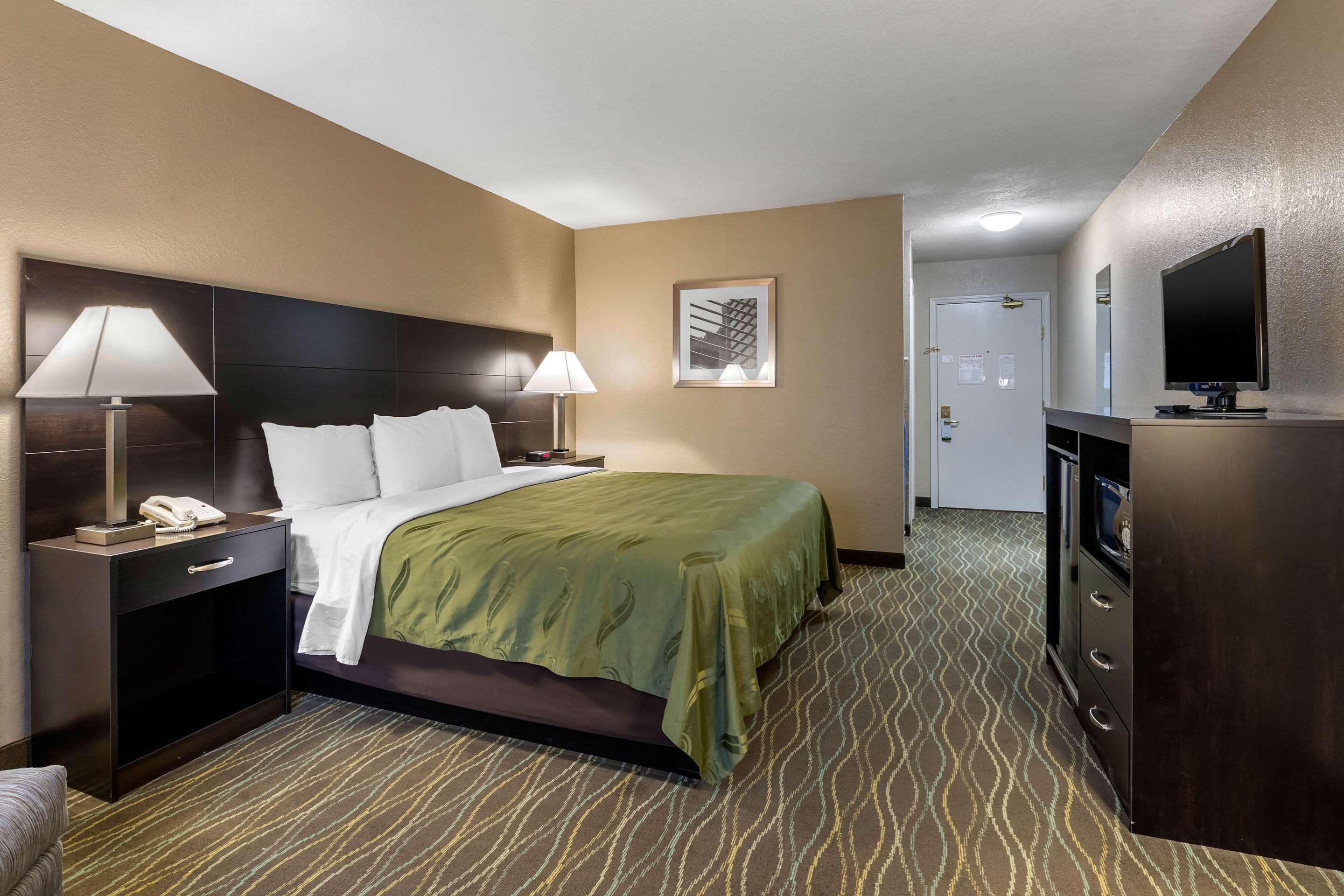 Quality Inn & Suites Des Moines - Merle Hay Road Urbandale Eksteriør billede