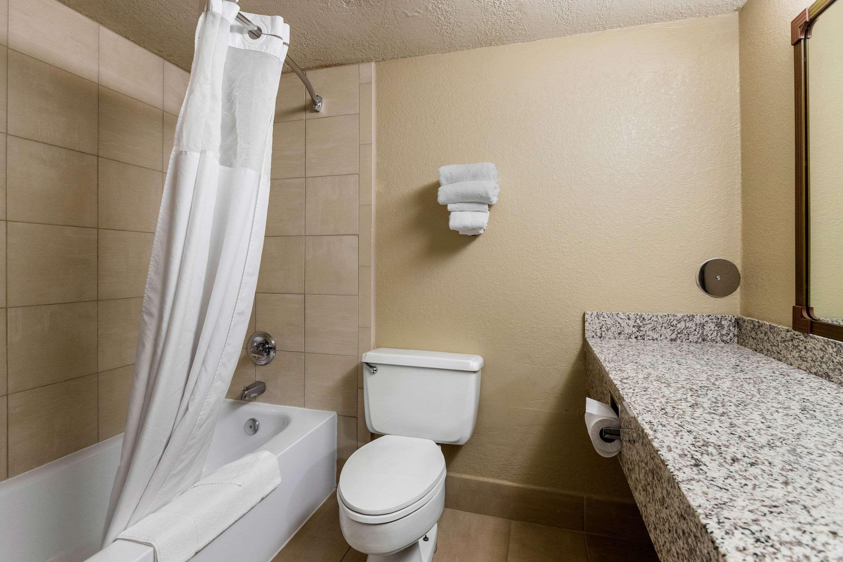 Quality Inn & Suites Des Moines - Merle Hay Road Urbandale Eksteriør billede