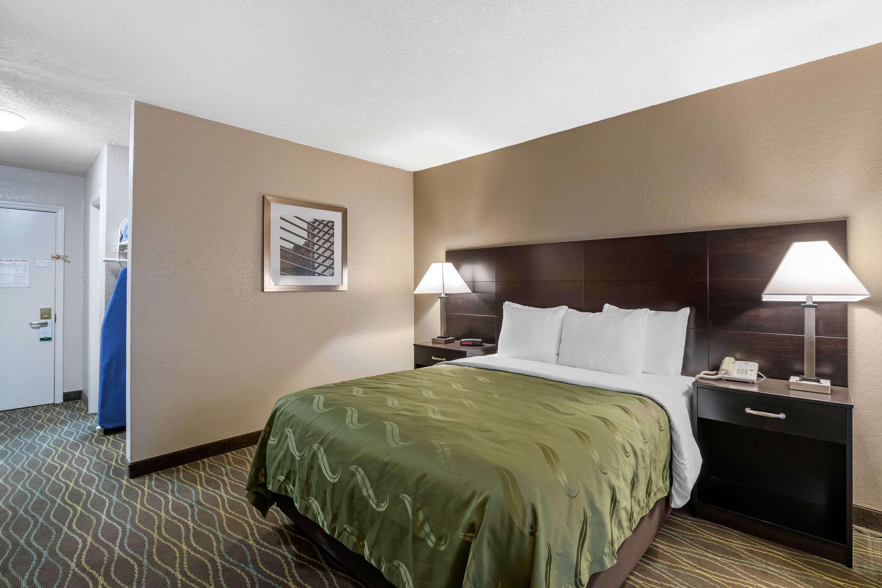 Quality Inn & Suites Des Moines - Merle Hay Road Urbandale Eksteriør billede