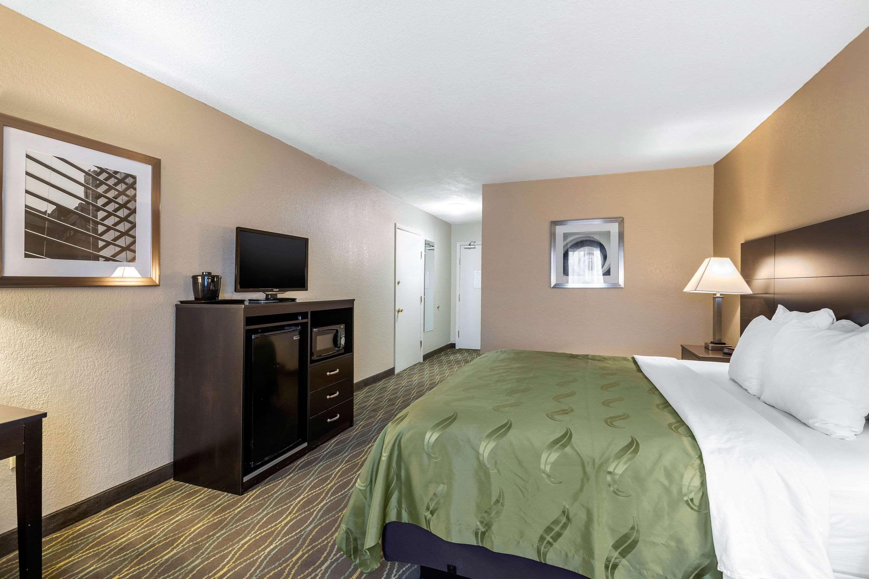 Quality Inn & Suites Des Moines - Merle Hay Road Urbandale Eksteriør billede