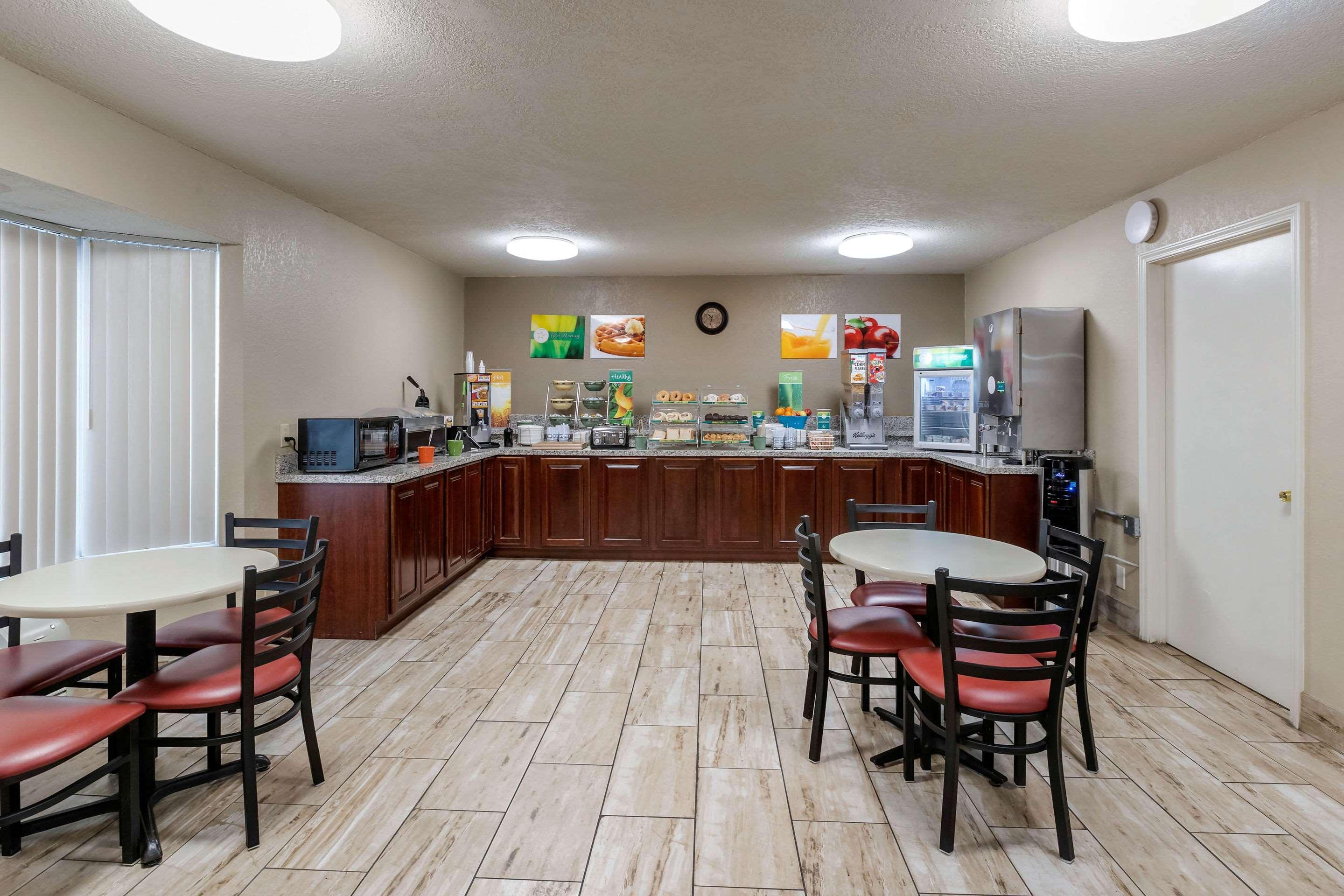 Quality Inn & Suites Des Moines - Merle Hay Road Urbandale Eksteriør billede