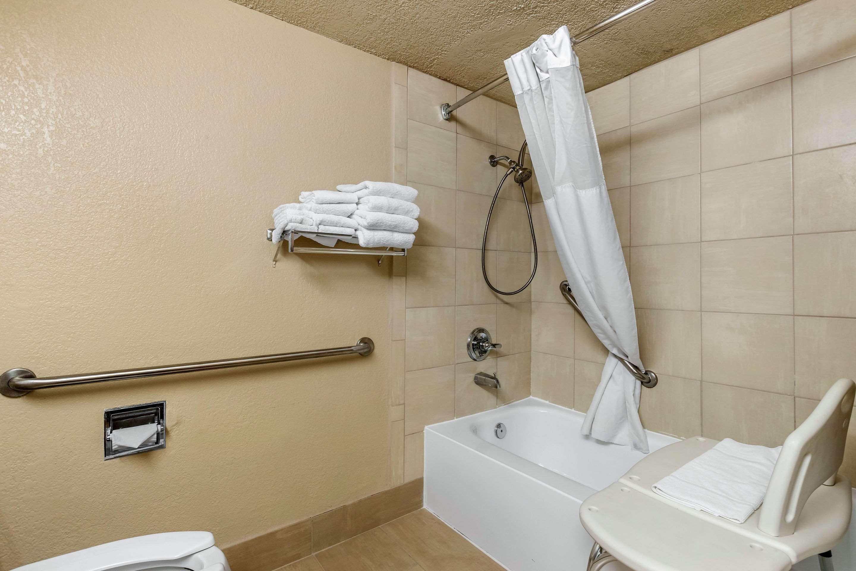 Quality Inn & Suites Des Moines - Merle Hay Road Urbandale Eksteriør billede