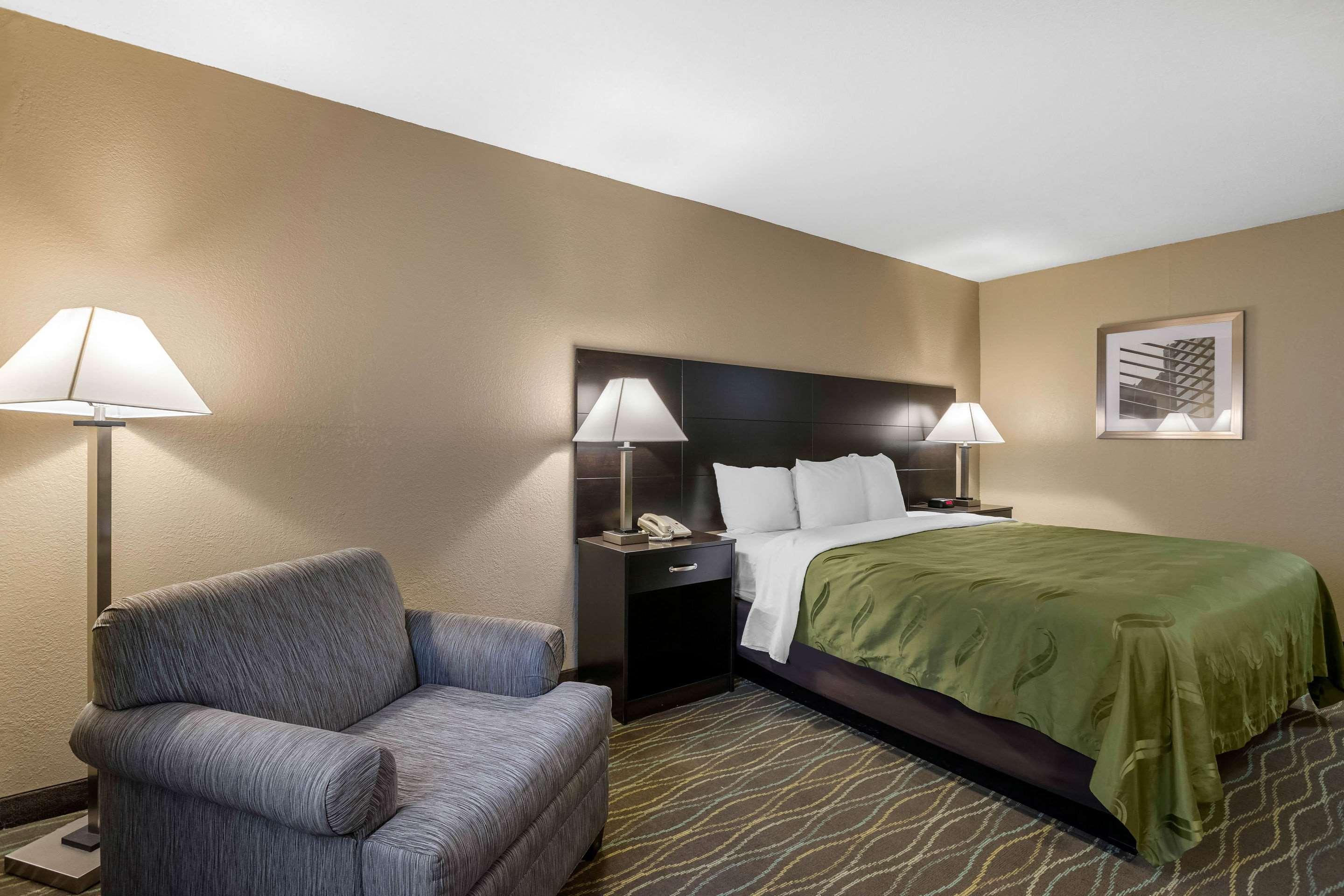Quality Inn & Suites Des Moines - Merle Hay Road Urbandale Eksteriør billede