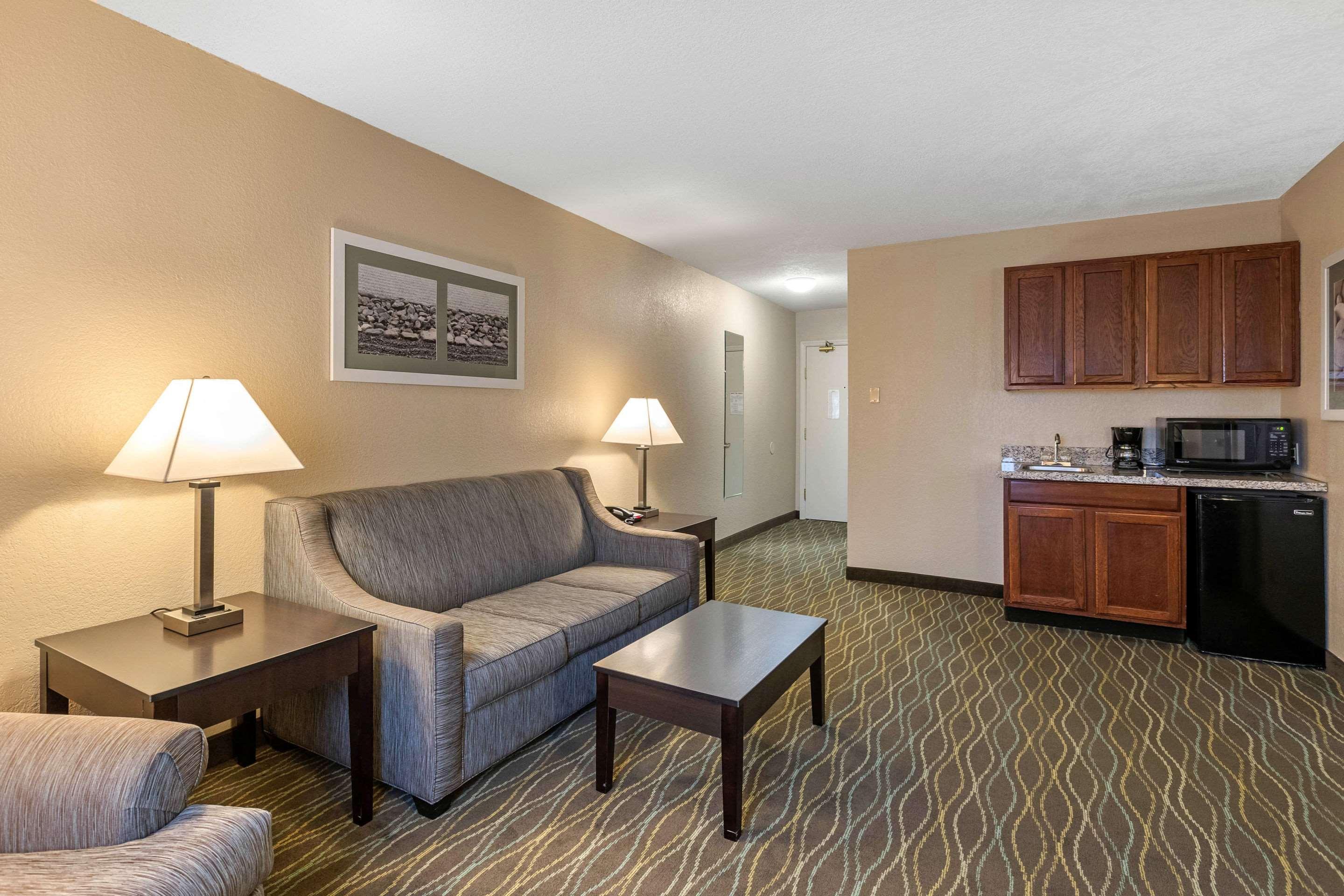 Quality Inn & Suites Des Moines - Merle Hay Road Urbandale Eksteriør billede